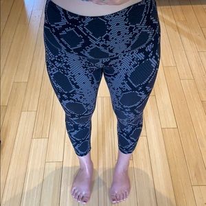 Lululemon Cropped snakeskin patterned leggings